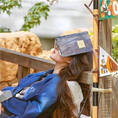 圈内老戏骨与前任深夜同框，公司火速否认，一个月引热议